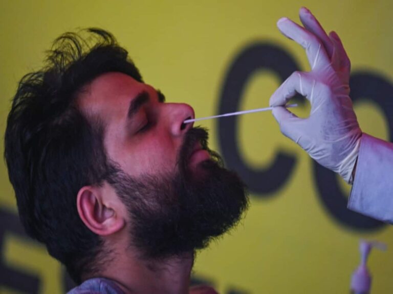 तेजी से फैलने लगा कोरोना, एक दिन में 500 से ज्यादा नए केस और 3 मरीजों की मौत