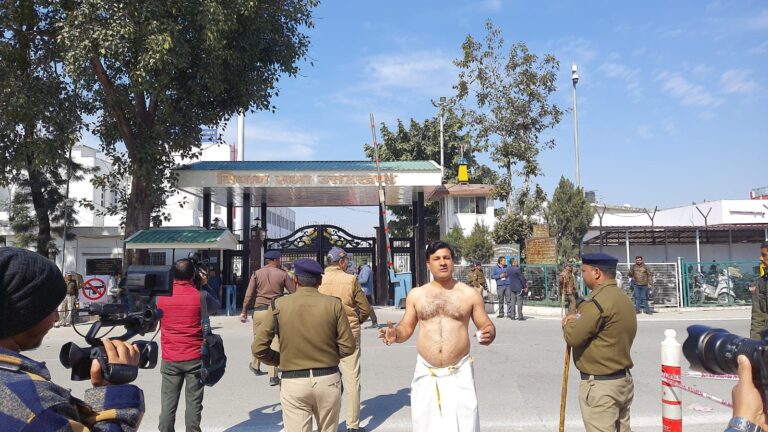 गैरसेंण में विधानसभा सत्र ना कराए जाने को लेकर रविंद्र आनंद ने विधानसभा गेट पर किया हंगामा