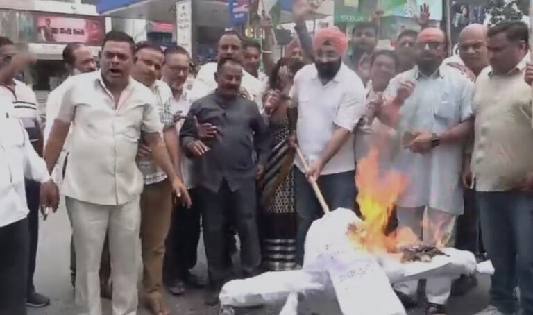 जयेंद्र रमोला के खिलाफ मुकदमा दायर करने के विरोध में कांग्रेस, कैबिनेट मंत्री अग्रवाल का फूंका पुतला