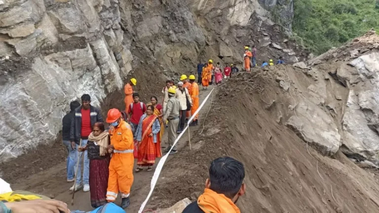 चौथे दिन खुला Badrinath Highway, फंसे यात्रियों ने ली राहत की सांस; केवल दोपहिया वाहनों की आवाजाही-पैदल निकाले जा रहे यात्री