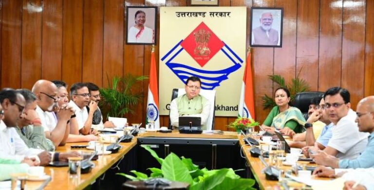 सीएम धामी ने अधिकारियों को दिए निर्देश, योजनाओं में नवाचार पर दें ध्यान