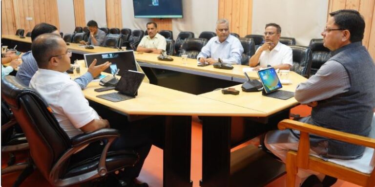 केदारनाथ में चल रहे रेस्क्यू की सीएम धामी खुद कर रहे मॉनिटरिंग, वर्चुअल माध्यम से ली जानकारी केदारनाथ में चल रहे रेस्क्यू की सीएम धामी खुद कर रहे मॉनिटरिंग, वर्चुअल माध्यम से ली जानकारी