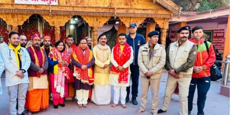 यमुनोत्री धाम पहुंचे कैबिनेट मंत्री धन सिंह रावत, परिवार संग दर्शन कर लिया मां का आशीर्वाद