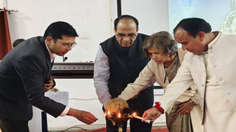 स्वास्थ्य मंत्री ने दून मेडिकल कॉलेज मे चरक शपथ ग्रहण समारोह में की शिरकत