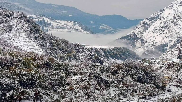 मौसम ने ली करवट, प्रचंड ठंड की चपेट में उत्तराखंड, पहाड़ों पर बर्फबारी से सैलानियों की मौज