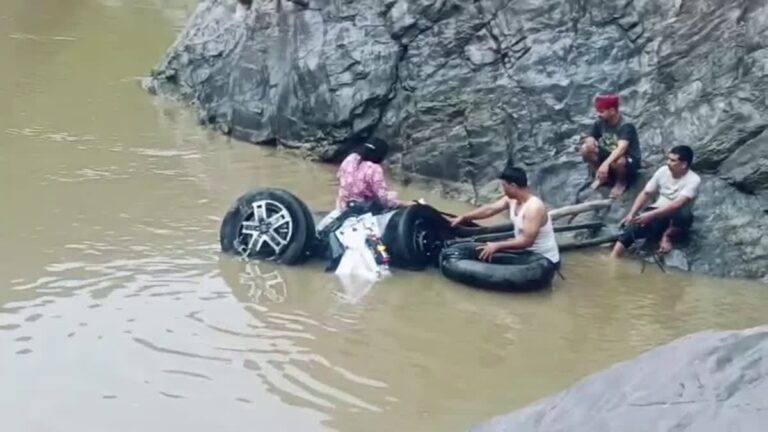 देवप्रयाग के पास बागवान में अलकनंदा में गिरी थार एसयूवी, महिला का रेस्क्यू, 2 बच्चों समेत 5 लोगों की तलाश जारी देवप्रयाग के पास बागवान में अलकनंदा में गिरी थार एसयूवी, महिला का रेस्क्यू, 2 बच्चों समेत 5 लोगों की तलाश जारी