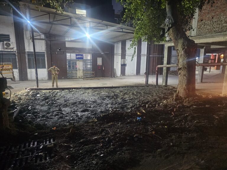 दून अस्पताल में बनी अवैध मजार पर चला धामी सरकार का बुलडोजर, रात के अंधेरे में की प्रशासन ने कार्रवाई