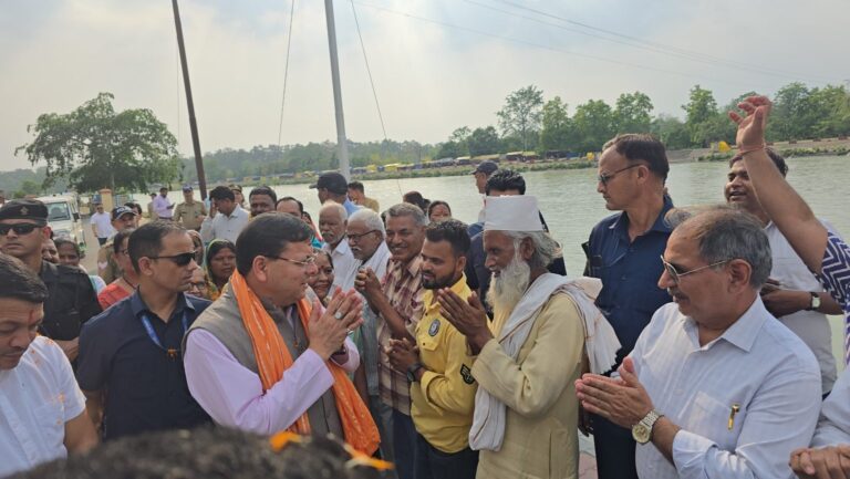 देवीपुरा में मगरमच्छ दिखाई देने से ग्रामीणों में दहशत, सीएम धामी के निर्देश पर तत्काल शुरू हुई नाले की सफाई