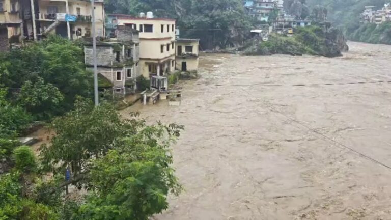 उत्तराखंड में भारी बारिश से मचा हाहाकार, उफान पर अलकनंदा नदी, घरों को कराया खाली