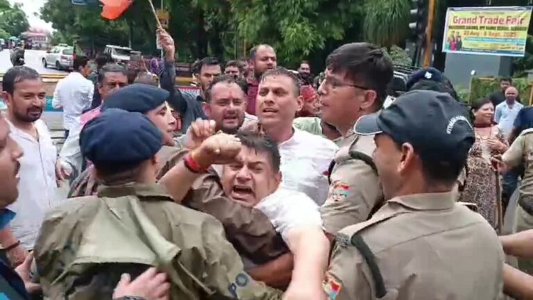 पीएम मोदी पर अभद्र टिप्पणी मामला, देहरादून में आमने-सामने आई बीजेपी-कांग्रेस, जमकर हुआ बवाल