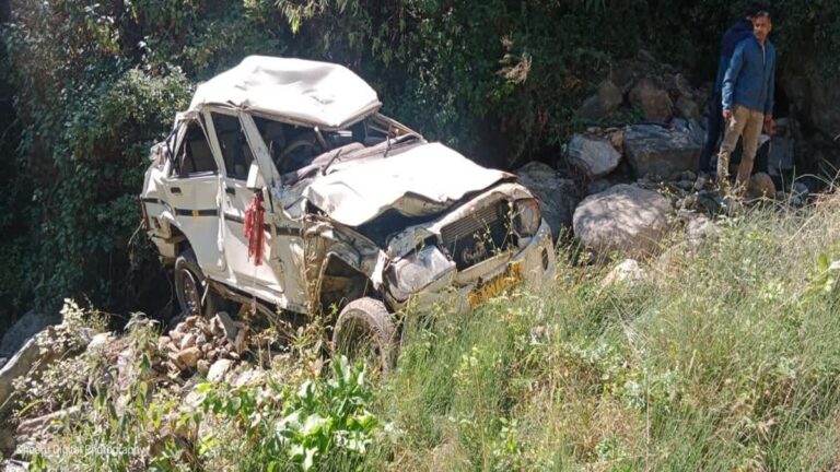 मसूरी रोड पर दर्दनाक हादसा, 300 मीटर गहरी खाई में गिरी बाइक, एक की मौत