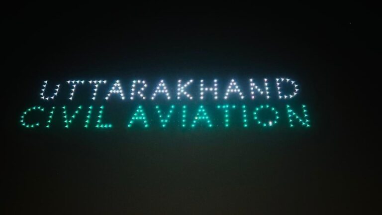 देहरादून के आसमान में 300 से अधिक ड्रोन ने रचि अद्भुत छटा, यूकाडा ने मनाया उत्तराखंड राज्य स्थापना का सिल्वर जुबली वर्ष