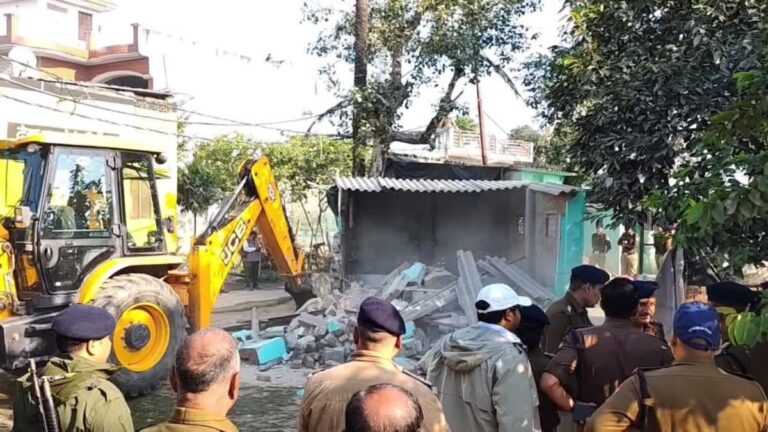 लक्सर में सरकारी भूमि पर बनी अवैध मजार पर चला बुलडोजर, 2 नोटिस का नहीं दिया था जवाब