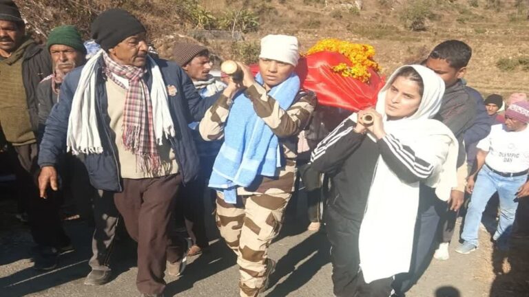 सात बेटियों ने पिता की अर्थी को दिया कंधा, फौजी बेटी ने मुंडन कराकर दी मुखाग्नि