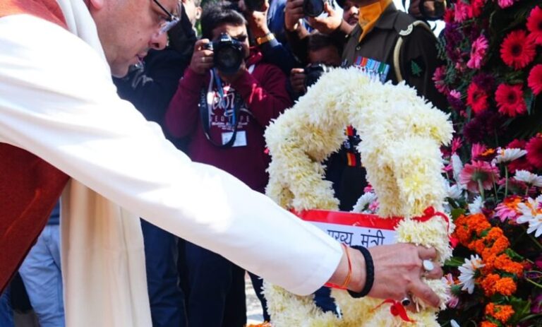 सीएम धामी ने विजय दिवस पर शहीद स्मारक में पुष्पचक्र अर्पित कर वीर बलिदानियों को दी श्रद्धांजलि