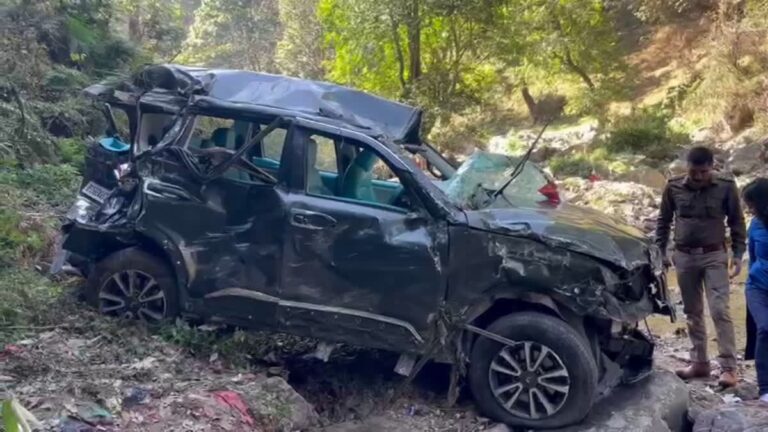 कैंची धाम जा रहे बरेली के श्रद्धालुओं की कार खाई में गिरी, 3 लोगों की मौत, 6 घायल