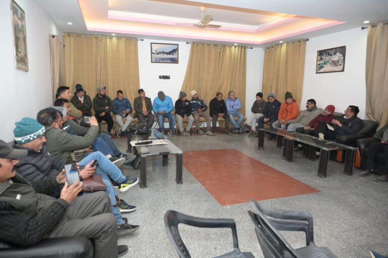 उत्तरकाशी में सूचना महानिदेशक: पत्रकारों के साथ की वार्ता, बोले जल्द लागू होगी सोशल मीडिया नियमावली