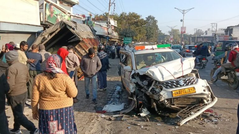 देहरादून में भीषण हादसा: बेकाबू ट्रक ने कई गाड़ियों को मारी टक्कर, दुकान में घुसकर पलटा
