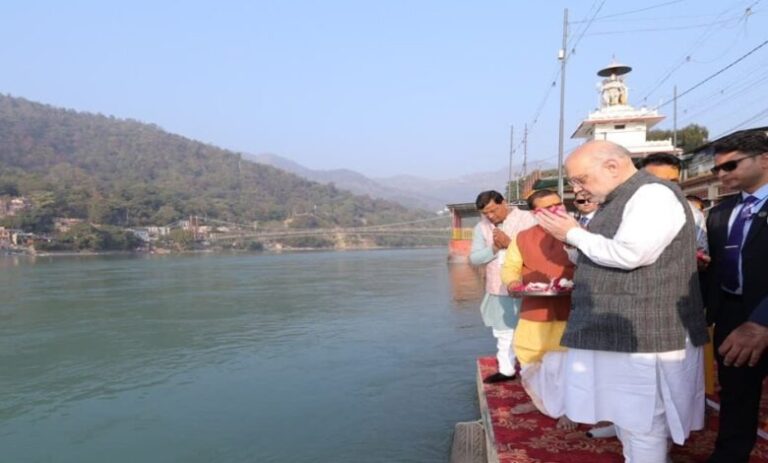केंद्रीय गृहमंत्री अमित शाह ने ऋषिकेश में की मां गंगा की पूजा