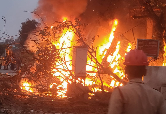 मोहब्बेवाला चौक के पास टाइल लदे ट्रक में आग, फायर यूनिट ने समय रहते पाया काबू