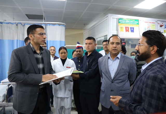 DM सविन बंसल ने कोरोनेशन अस्पताल का किया औचक निरीक्षण