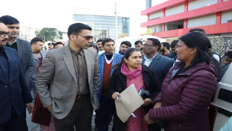 लापरवाही पर देहरादून डीएम की बड़ी कार्रवाई, पिटकुल को किया बैन, XEN और ठेकेदार पर मुकदमा दर्ज