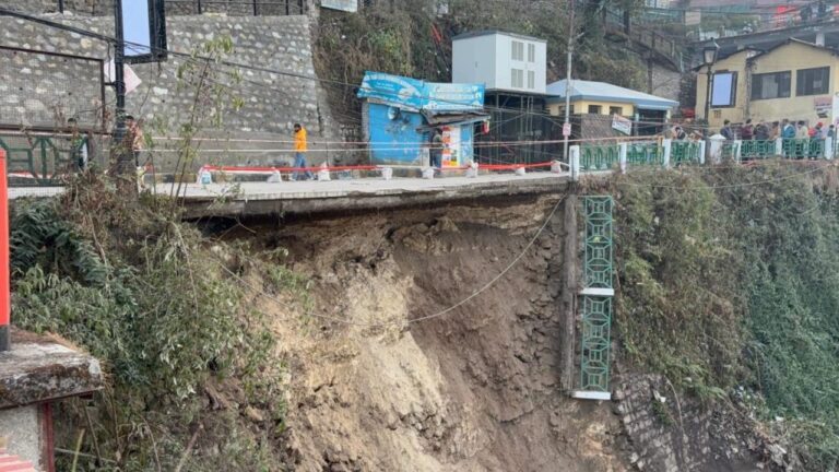 मसूरी में धंसा राष्ट्रीय राजमार्ग-707ए: अवैध खनन से सड़क की नींव कमजोर, चारधाम और एलबीएस अकादमी मार्ग बाधित