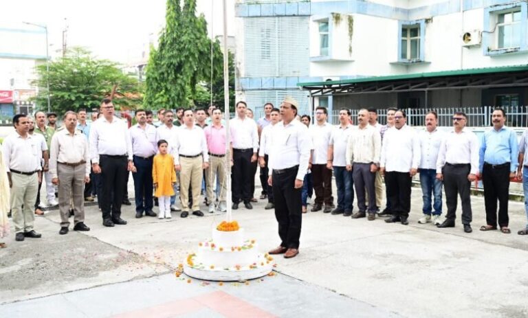 director-general-banshidhar-tiwari-hoists-tricolour-at-iprd-campus-780x470-1.jpg